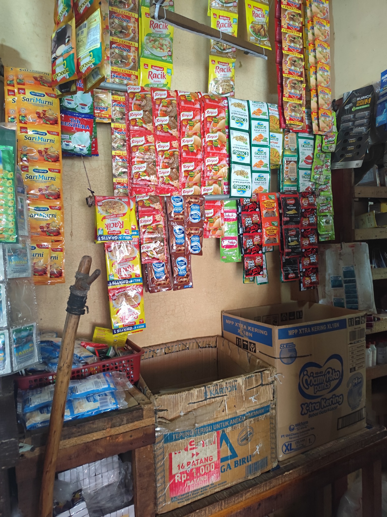 Rak produk Toko SRC Dava